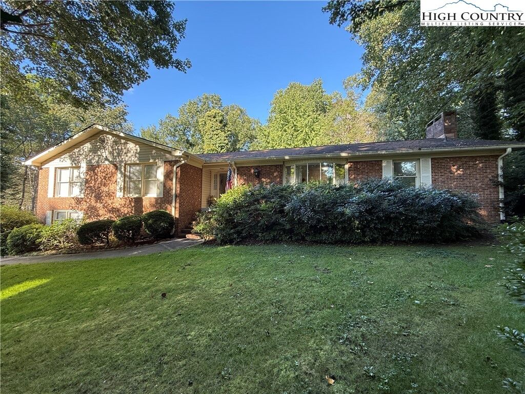 Property Photo:  130 Victoria Circle  NC 28659 