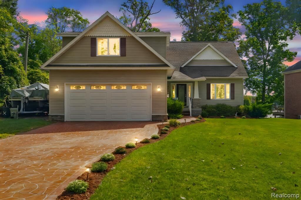 Property Photo:  2610 Strawberry Lane  MI 48060 1725 