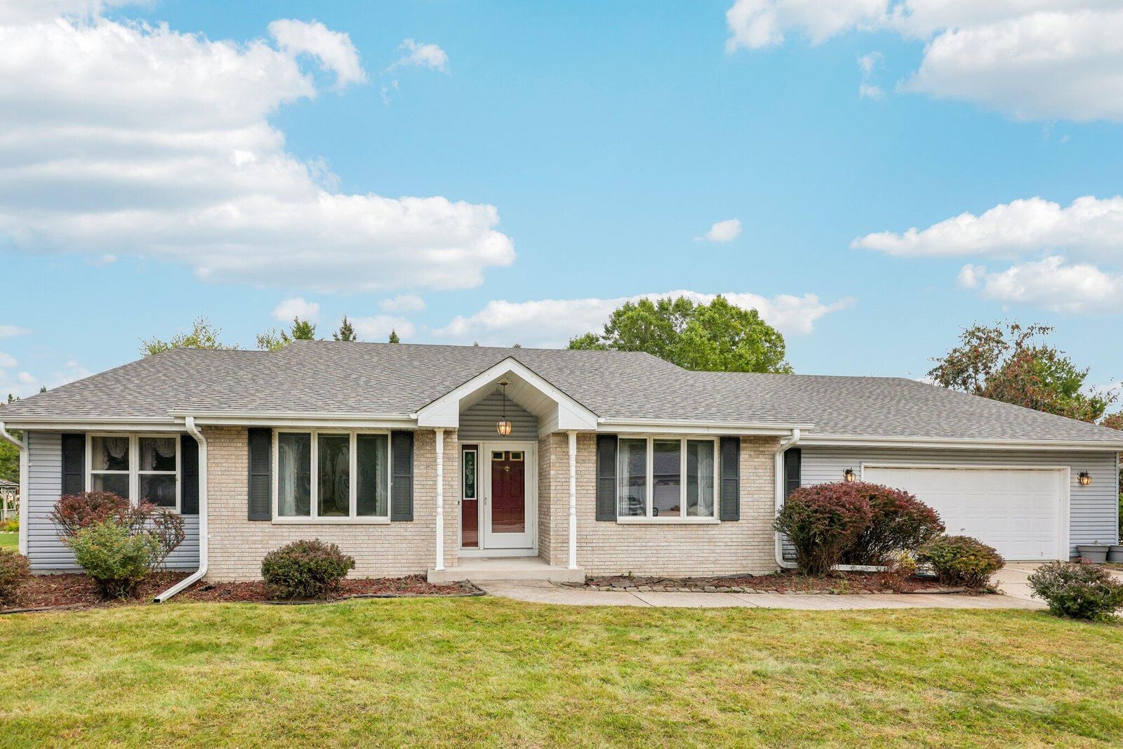 Property Photo:  1435 Eldorado Dr  WI 53066 