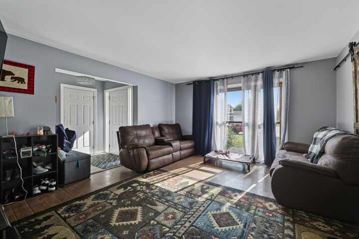 Property Photo: 854 Walnut Court IL 60152