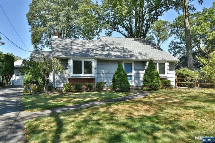 111 Crescent Avenue  Wyckoff NJ 07481 photo