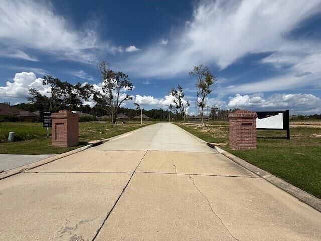 Property Photo: 225 La Chenier Drive LA 70461