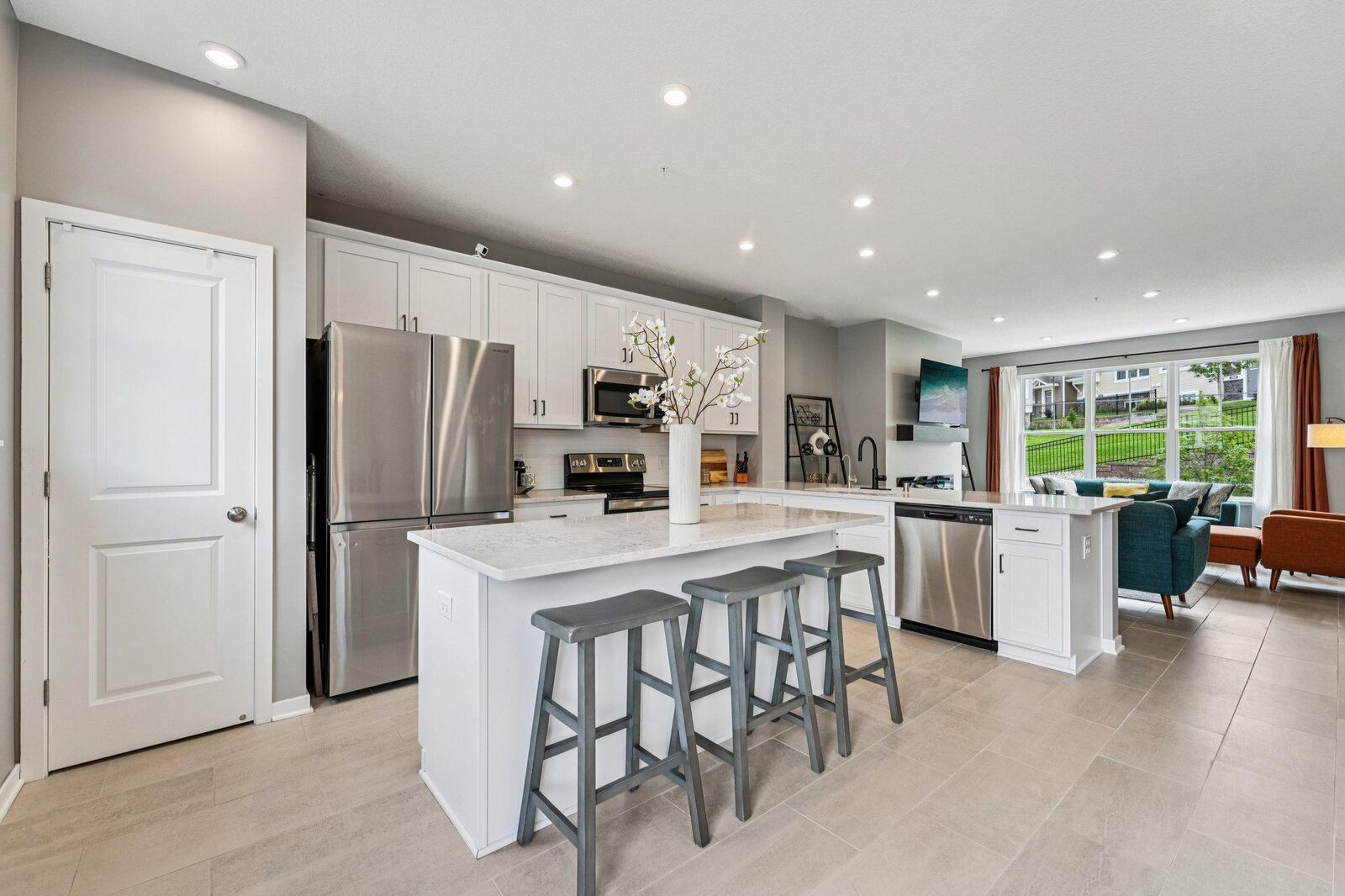 Property Photo:  2222 Gateway Curve  MN 55109 