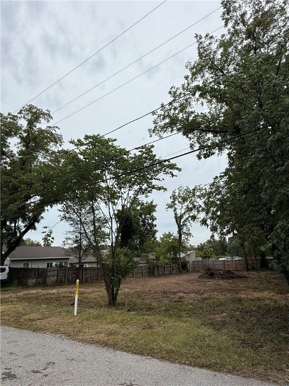 Property Photo:  1407 S 4th Street  AR 72756 