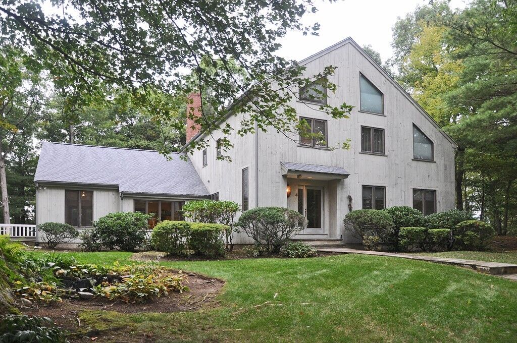 Property Photo: 4 Crestview Ln MA 02186