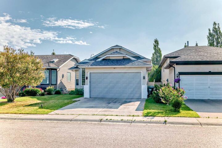 Photo de la propriété:  96 Douglas Ridge Close SE  AB T2Z 3M2 