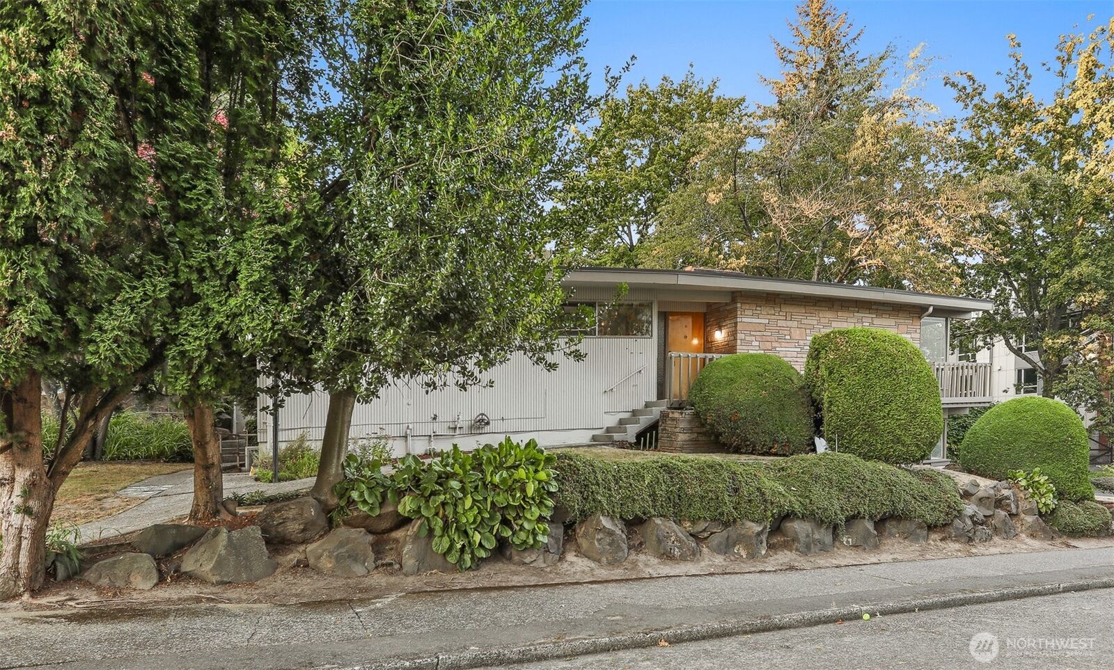 Property Photo: 650 W Cremona Street WA 98119