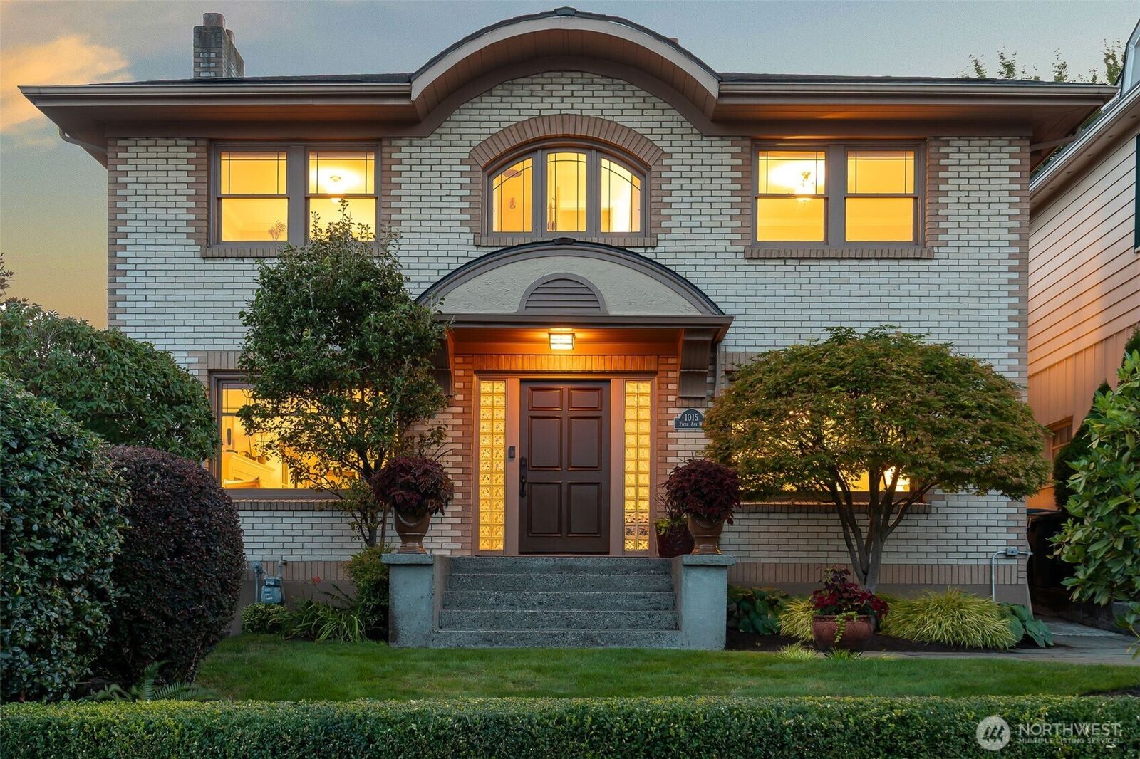 Property Photo:  1015  5th Avenue W  WA 98119 