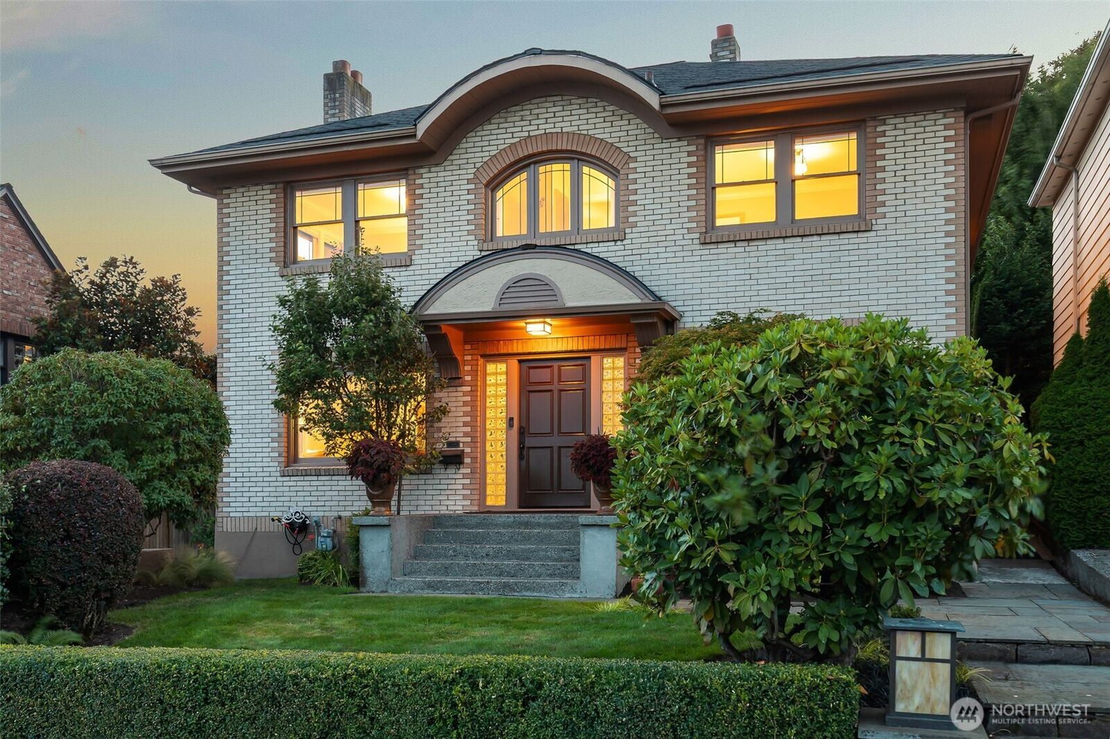 Property Photo:  1015  5th Avenue W  WA 98119