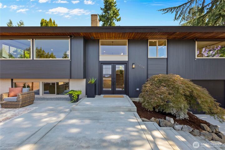 Property Photo:  3204  Park Avenue N  WA 98056 