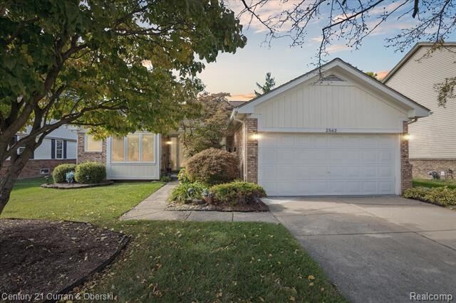 Property Photo:  2562 Woodmont Drive E  MI 48188 