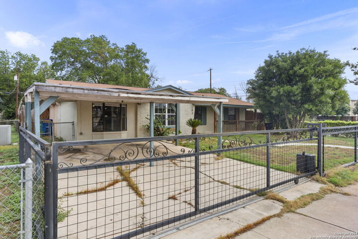 Property Photo: 103 Carmen Pl TX 78207