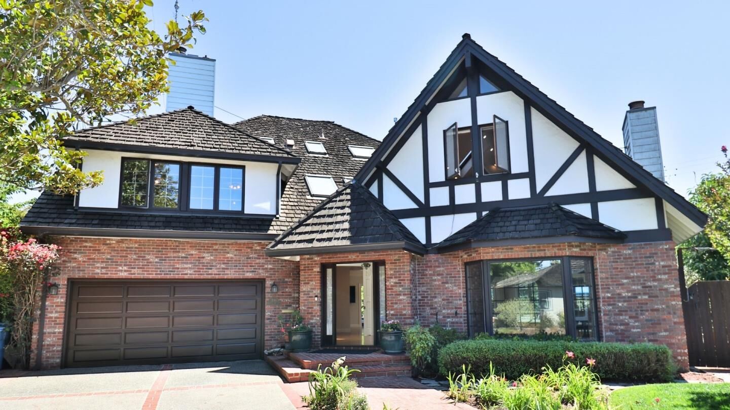 Property Photo:  200 Iris Way  CA 94303 