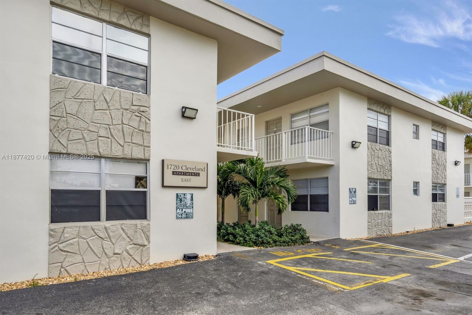 Property Photo:  1720 Cleveland St 106E  FL 33020 
