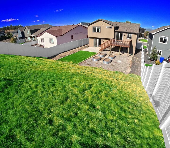 Property Photo:  1217 S Greenacres Rd  WA 99016 