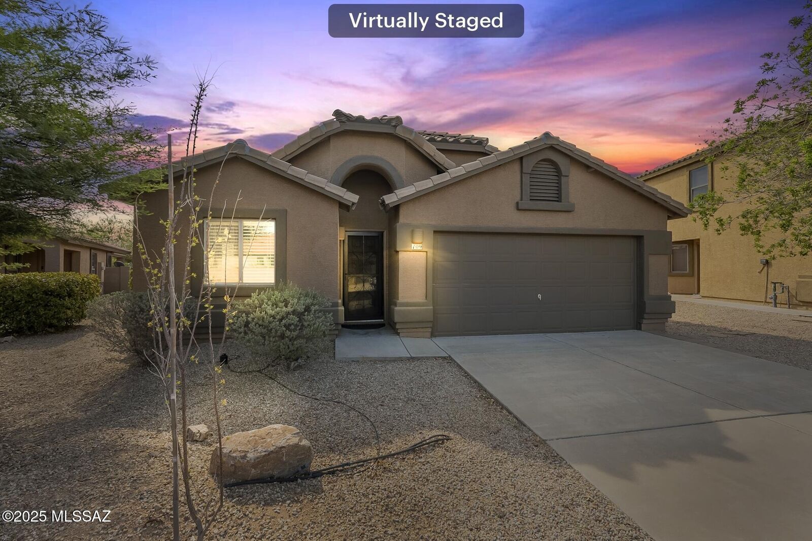 Property Photo:  109 W Calle Paso Suave  AZ 85629 