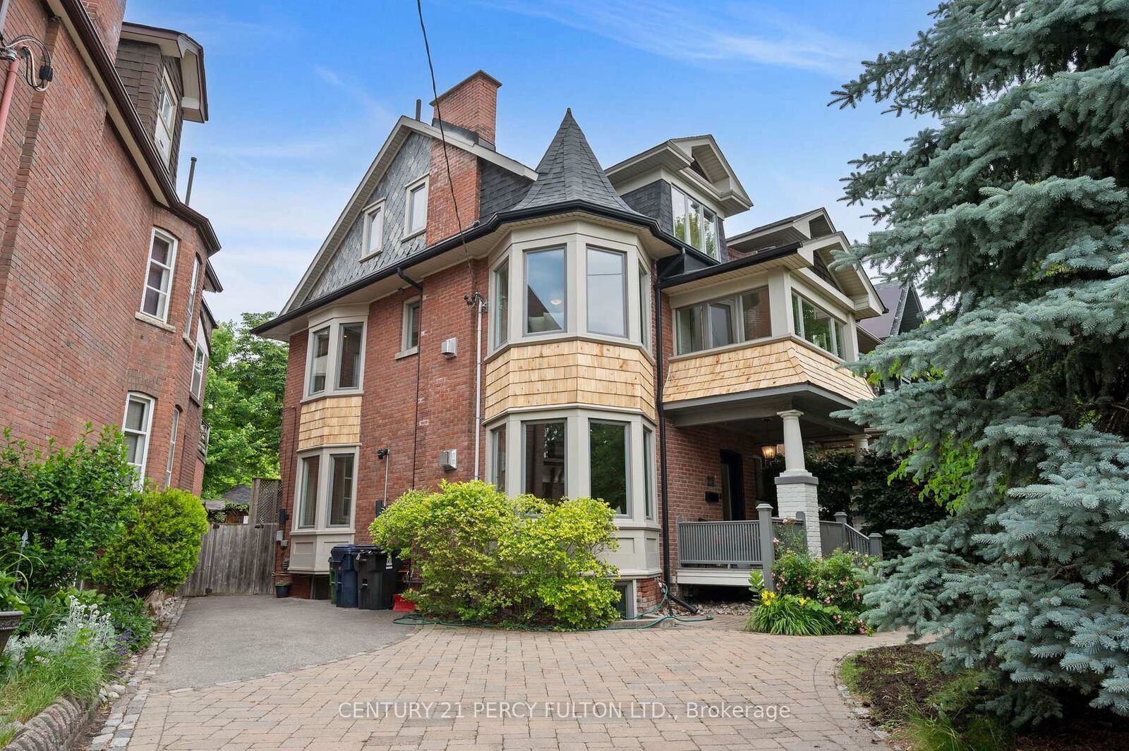 Photo de la propriété:  22 Columbine Avenue  ON M4L 1P3 