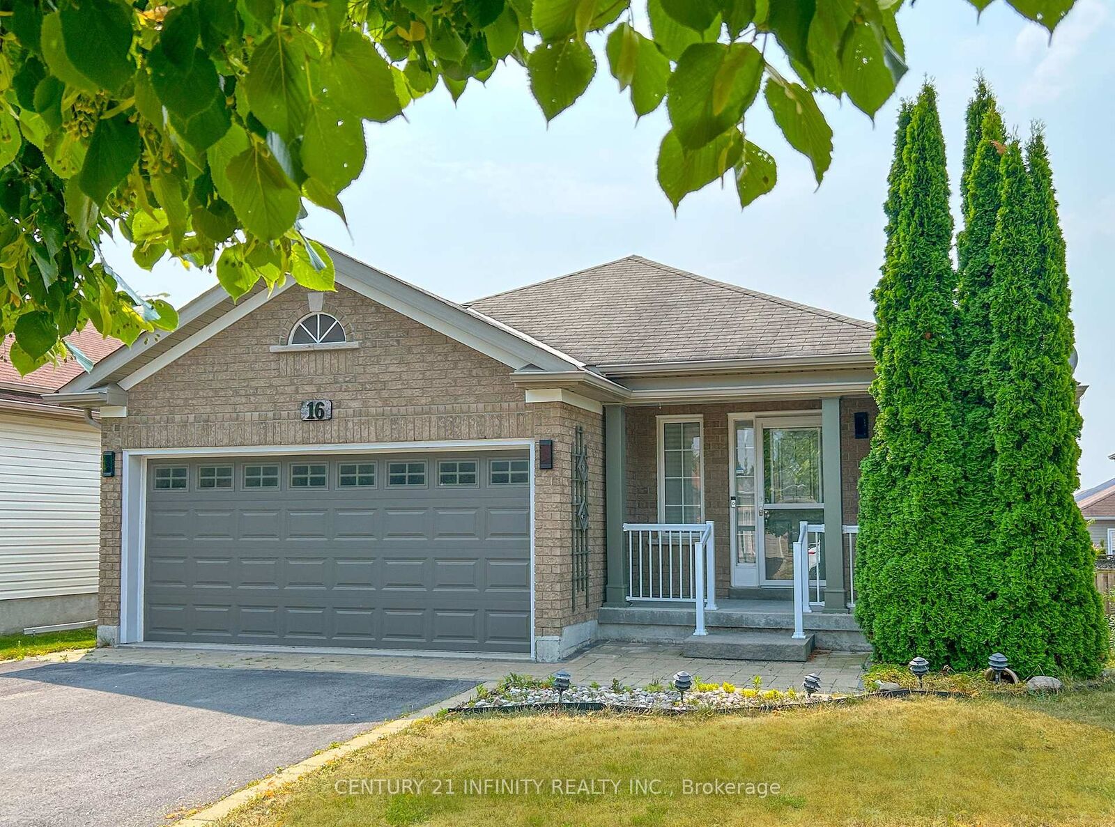 Photo de la propriété:  16 Snell Court  ON L1A 0A6 