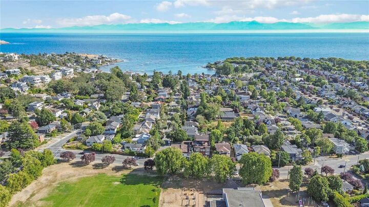 1827 Fairfield Rd 4  Victoria BC V8S 1G9 photo