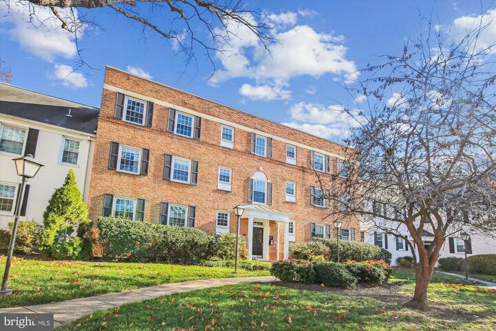 Property Photo:  1317 S Walter Reed Drive S 17301  VA 22204 
