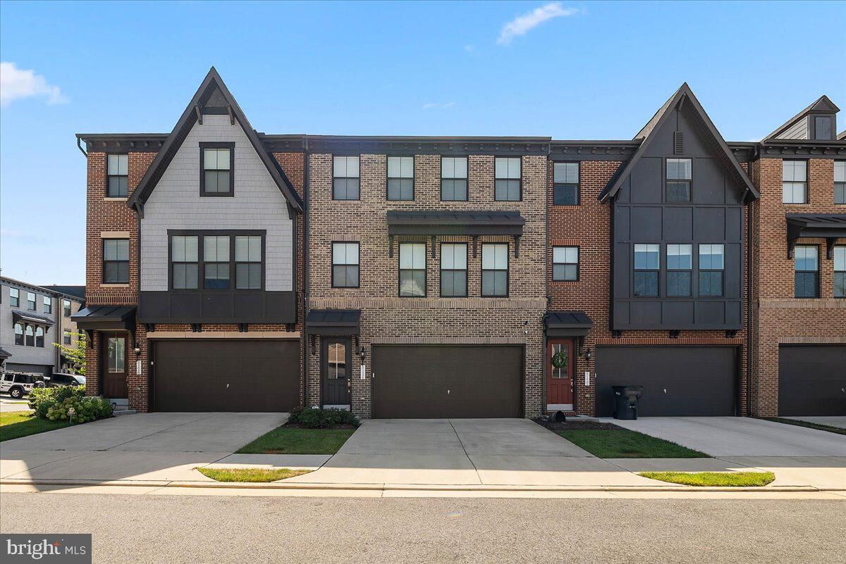 Property Photo: 8124 Bock Farm Place VA 22306