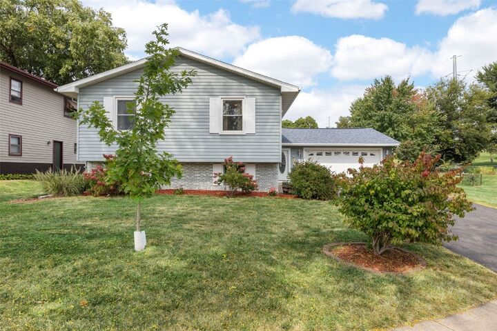 Property Photo:  1814 Shawnee Ct NW  IA 52405 