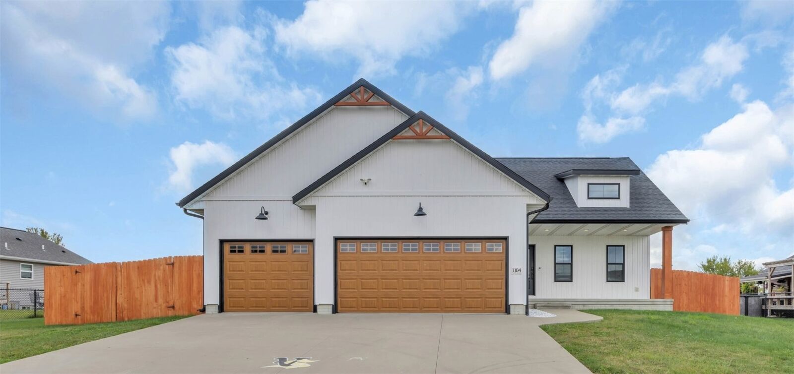Property Photo:  1104 E 16th  IA 52349 