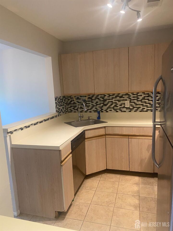 Property Photo:  58 Tanglewood Court  NJ 08852 