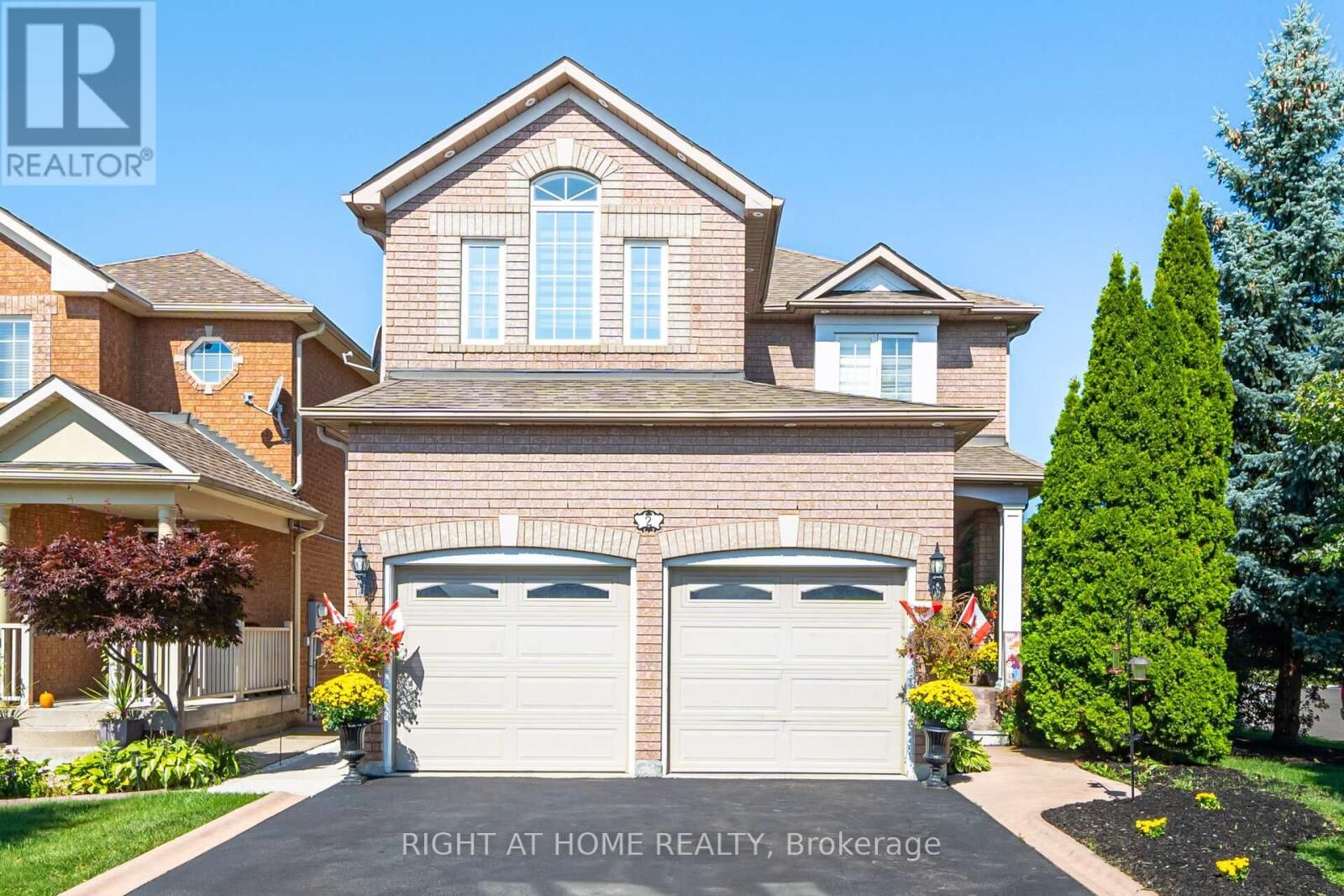 Property Photo: 2 Melrose Gardens ON L7A 1J7