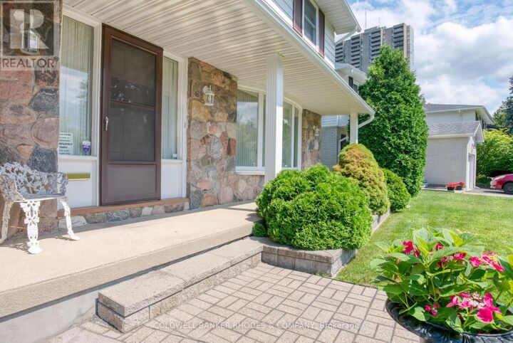 Property Photo:  2005 Neepawa Avenue  ON K2A 3L4 