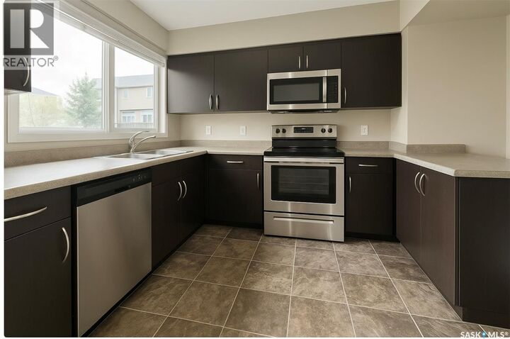 Property Photo:  4 315 N Avenue S  SK S7M 2N2 