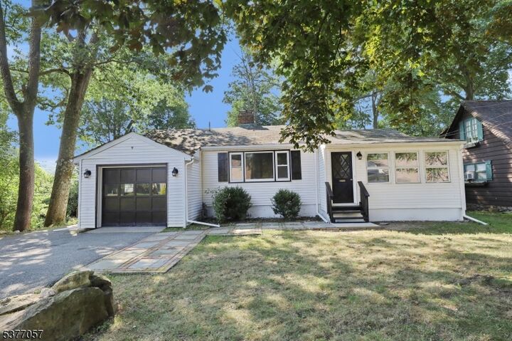Property Photo:  32 Heighwood Trl  NJ 07871 
