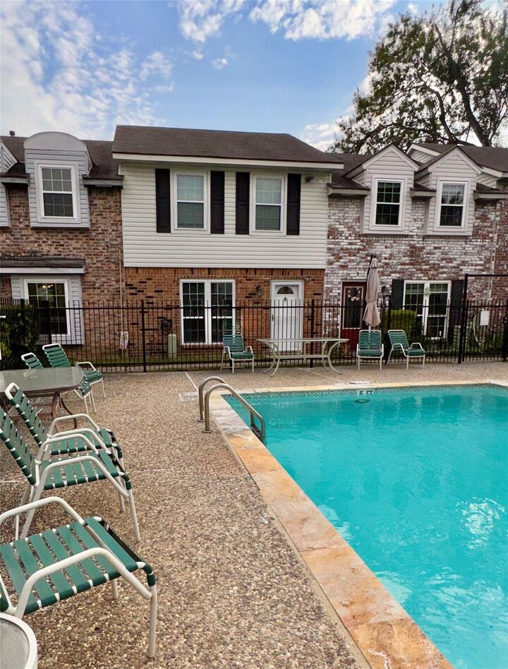 Property Photo:  1911 Sherwood Forest Street 14  TX 77043 