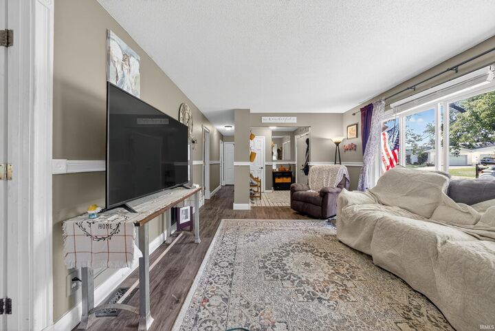 Property Photo: 1402 Hawthorne Drive IN 47591