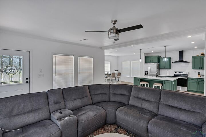 Property Photo: 628 E George Richey Road TX 75693