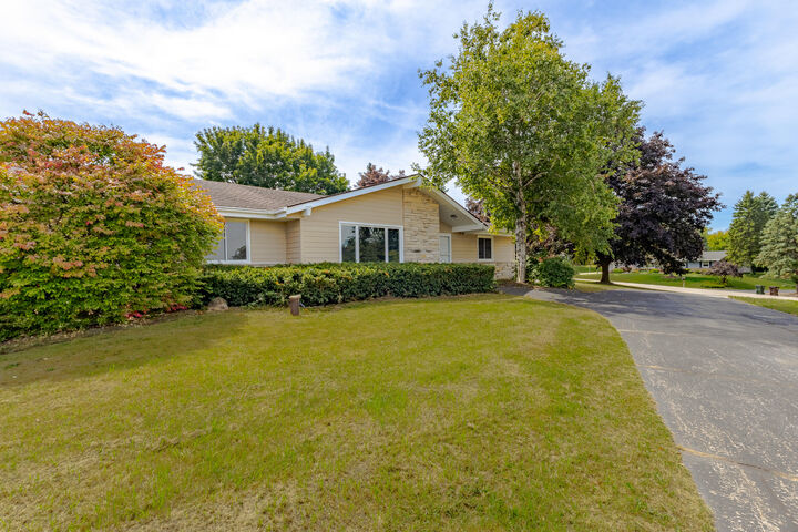 Property Photo: 21295 W Winston Ct WI 53146