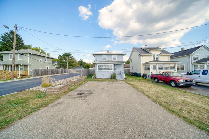 Property Photo:  813 Cooper Street  MI 49203 