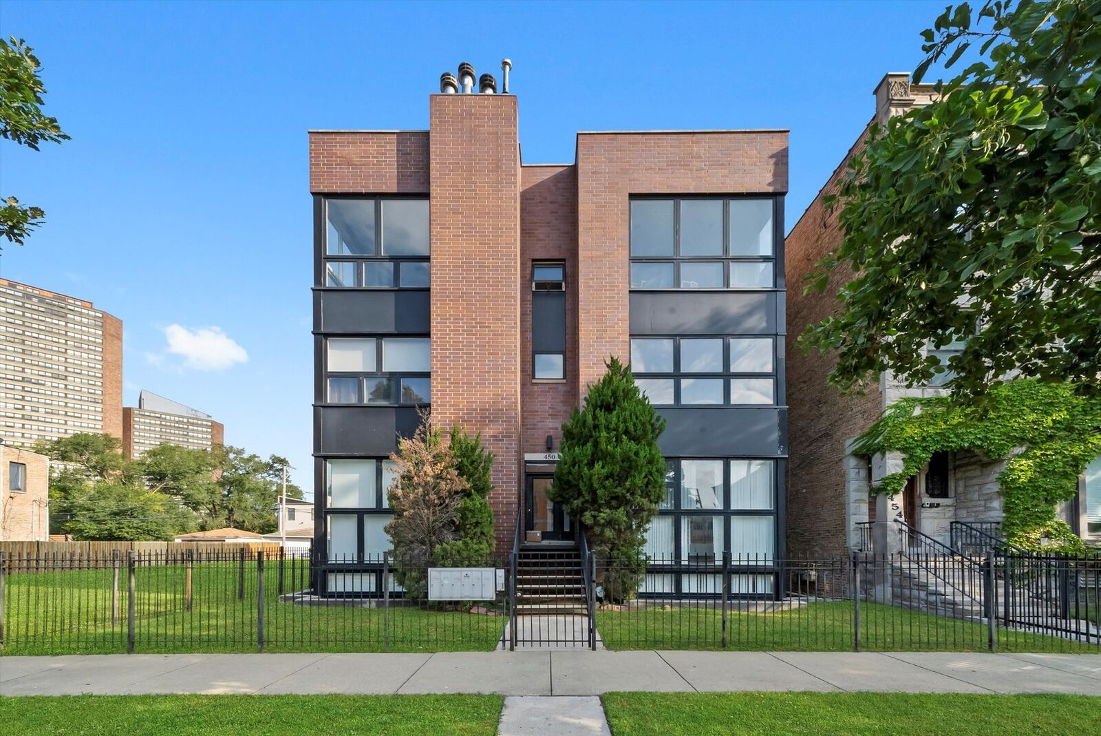 Property Photo: 450 E Bowen Avenue 1E IL 60653
