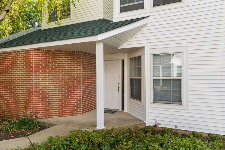 Property Photo:  106 Woodbury Lane  IL 60044 
