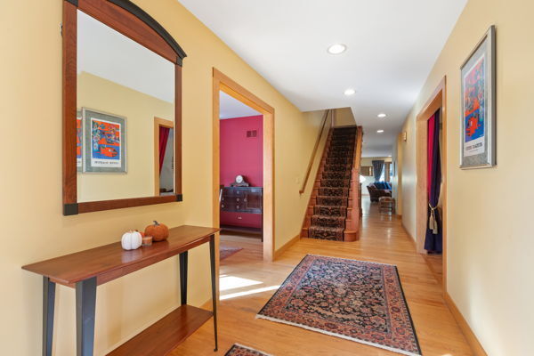 Property Photo:  918 N Cross Street  IL 60187 
