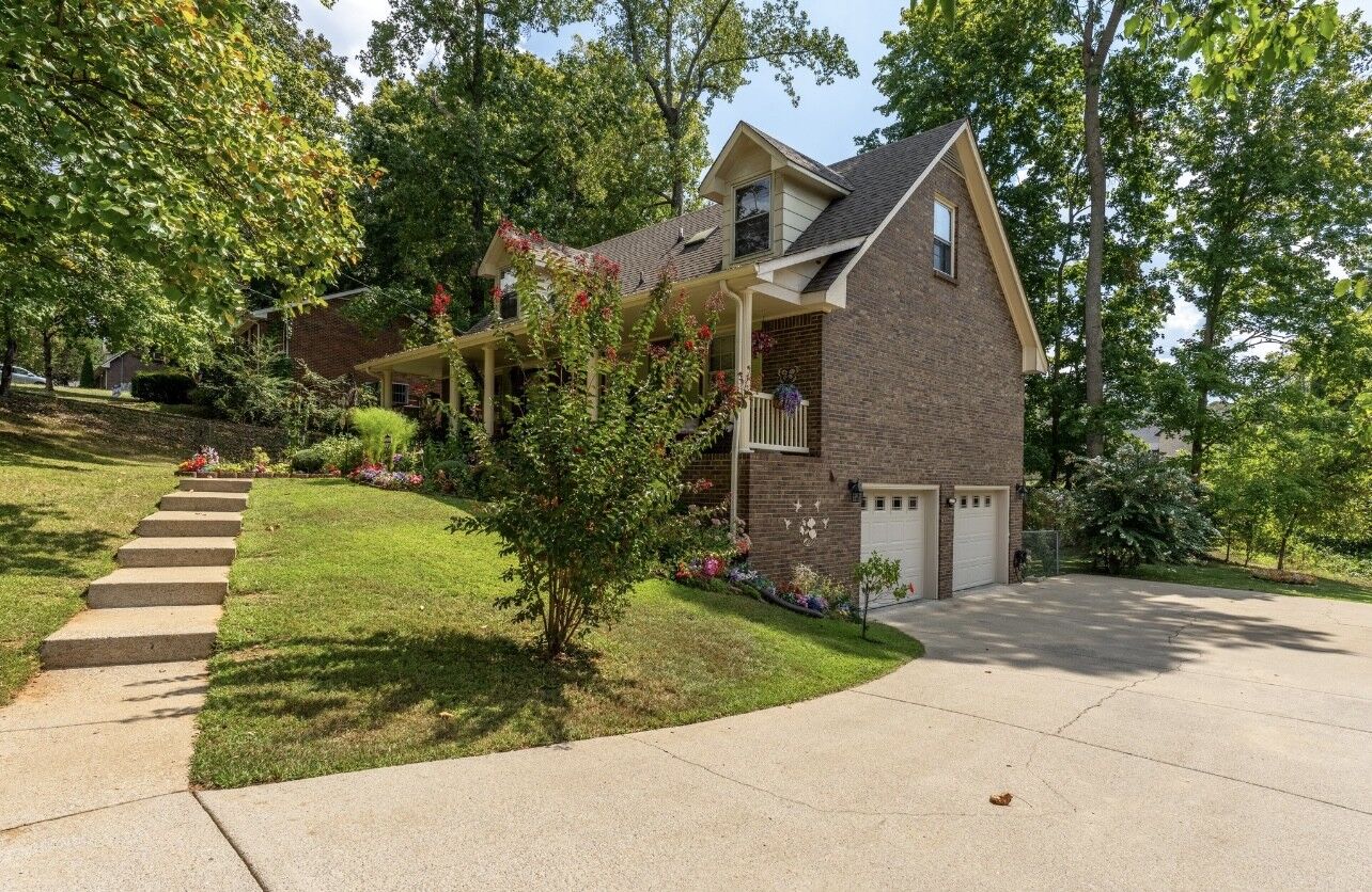 Property Photo: 402 Crabtree Cir TN 37040