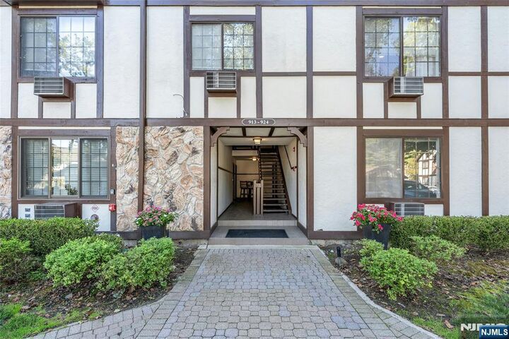 Property Photo:  916 Thoreau  NJ 07430 