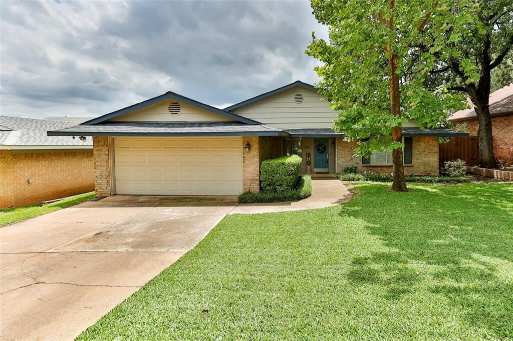 Property Photo: 2812 Meandering Way TX 76021