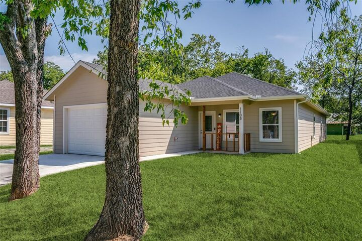 Property Photo: 1108 S Morris Street TX 76240