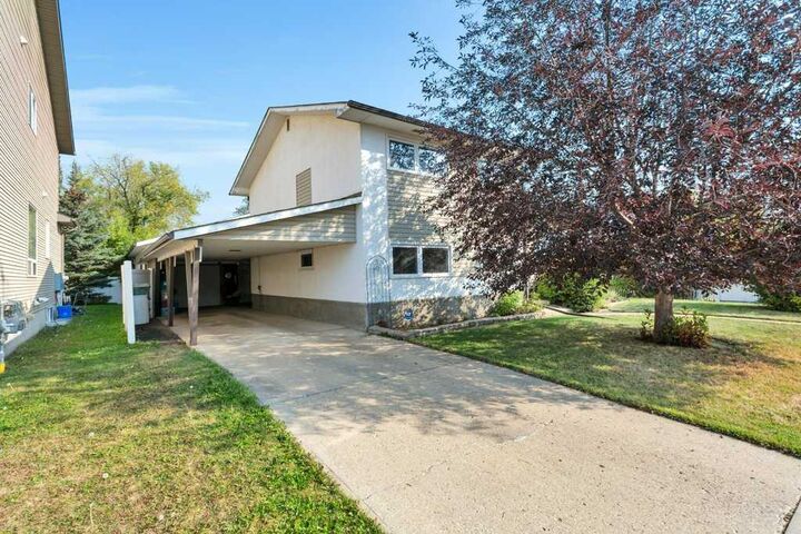 Property Photo: 5436 53 Avenue AB T4L 1L4