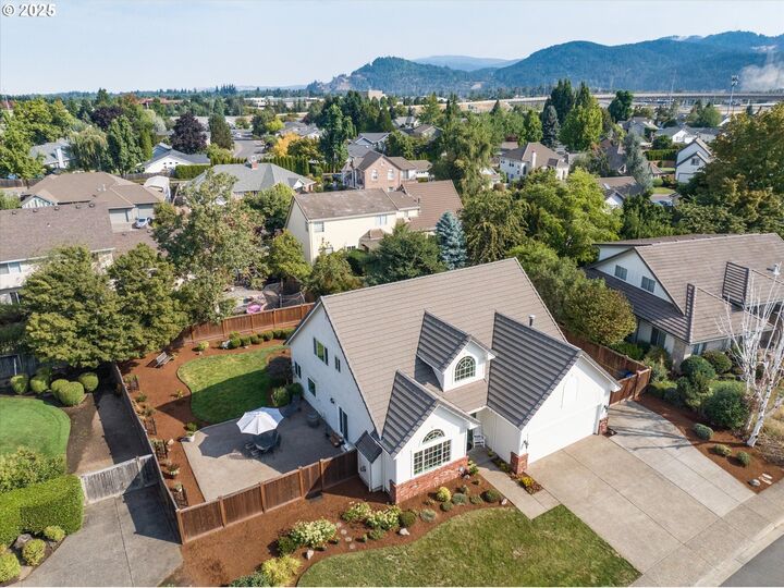 Property Photo: 3387 Winchester Way OR 97401