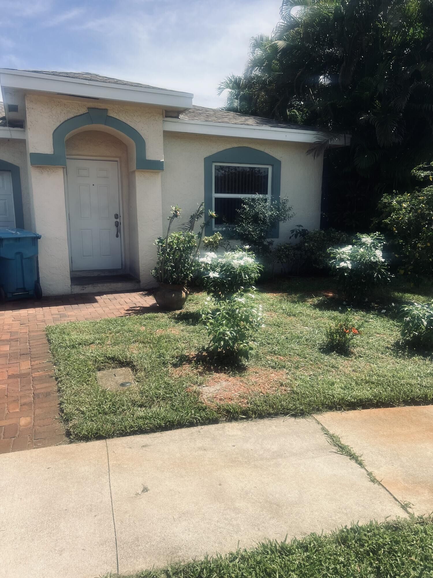 Property Photo: 2122 E E Ridge Cir E Circle E FL 33435
