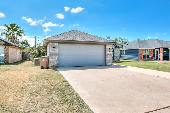 Property Photo: 1013 E 44th St TX 76903