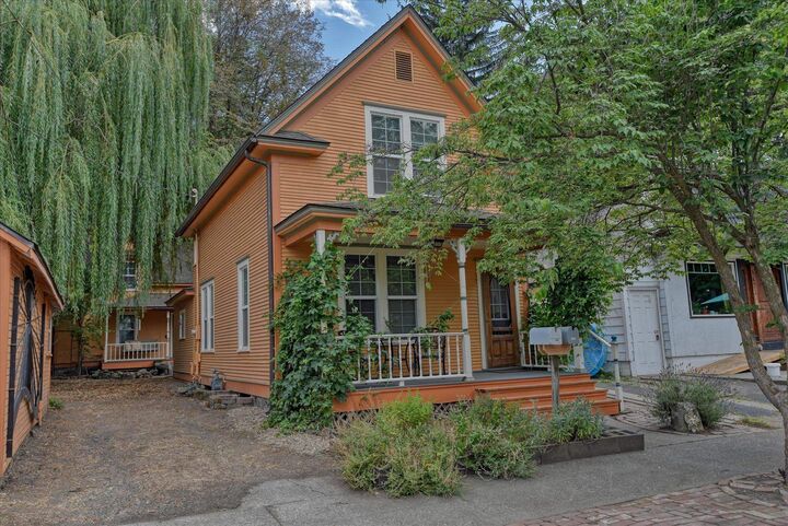 Property Photo: 1421 W Clarke Ave 1421 1/2 W Clarke WA 99201