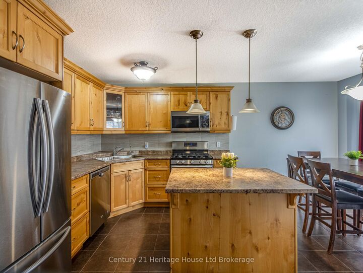 Property Photo:  702 Frontenac Crescent  ON N4V 0B1 